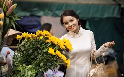 Cô gái Đà Nẵng yêu Hà Nội mặc áo dài khoe sắc trên những góc phố.