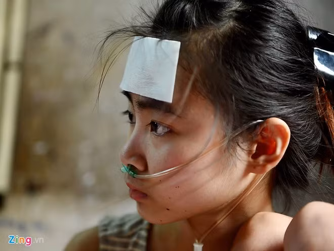 Ánh mắt đượm buồn của Tuyết Nhi. Em luôn mơ về một gia đình đầm ấm, có mẹ về chăm sóc. Mong ước tưởng chừng đơn giản nhưng có lẽ quá xa vời với 4 chị em gái xóm nghèo.