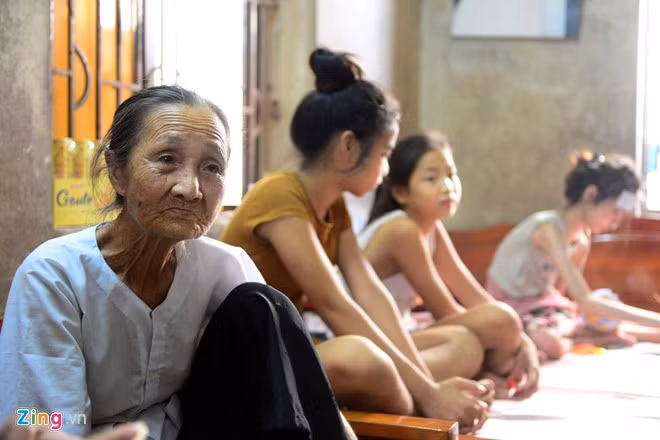 Bà nội là người bên Nhi mỗi ngày. Bà cho biết, em có triệu chứng khó thở từ ngày bố lâm bệnh, nhưng do không để ý nên khi phát hiện, căn bệnh quái ác đã quá nặng. Trước đó, bố Nhi qua đời cũng vì căn bệnh viêm phổi. "Mới 2 năm trước, con bé còn khỏe mạnh, xinh xắn và rất thích tham gia các hoạt động của trường, lớp" - bà tâm sự. Ước muốn duy nhất của bà là cháu gái có cơ hội phục hồi sức khỏe, tan biến mọi bệnh tật.