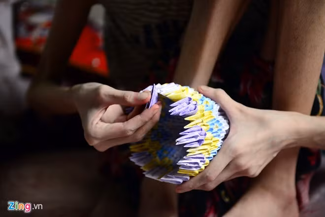 Từng cánh hạc được em gấp tỉ mỉ, sắp xếp, phối màu chu đáo.