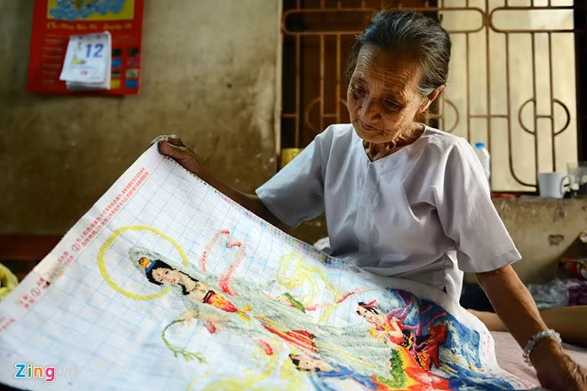 Bức tranh phật bà quan âm em thêu tặng bà nội. Đối với bà, đây là món quà vô giá từ cô cháu gái mà bà thương yêu nhất.