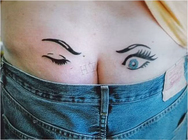 Vị trí hình xăm đôi mắt đặt ngay mông khiến người xem khó hiểu.