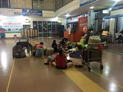 Hang chuc hanh khach Vietnam Airlines va vat qua dem o san bay