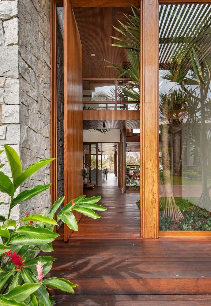 Ngay lối vào ở cửa chính ở tầng 1, kiến trúc sư đã bố trí một khu vườn xanh mát kéo dài đến tận chân cầu thang. Điều này khiến con người có cảm giác giống như đang dạo chơi trong một khu rừng huyền ảo.