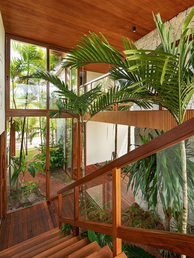 Để ngôi nhà được thông gió tốt nhất có thể, kiến trúc sư thiết kế các cửa kính mở để không khí và gió biển lưu thông khắp các không gian.