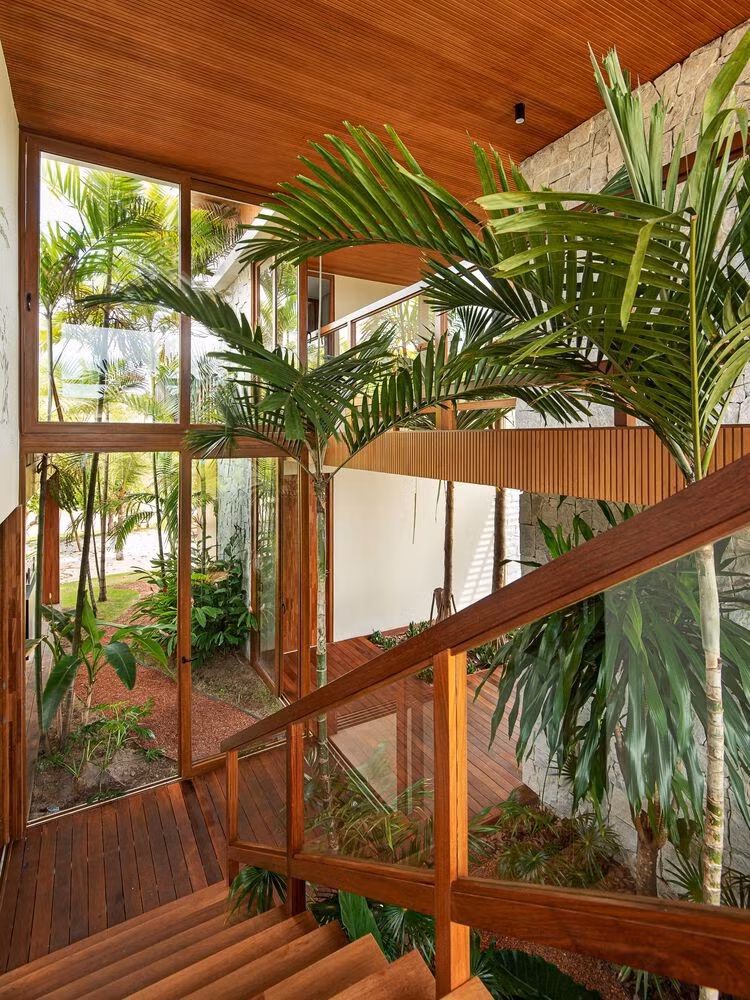 Để ngôi nhà được thông gió tốt nhất có thể, kiến trúc sư thiết kế các cửa kính mở để không khí và gió biển lưu thông khắp các không gian.