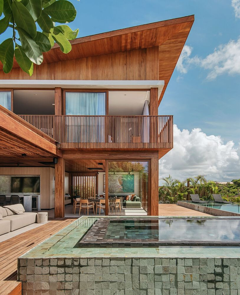 Mái nhà được thiết kế thành nhiều phần cao thấp khác nhau, tạo cảm giác như sự chuyển động của sóng biển.