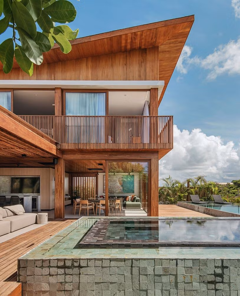 Mái nhà được thiết kế thành nhiều phần cao thấp khác nhau, tạo cảm giác như sự chuyển động của sóng biển.