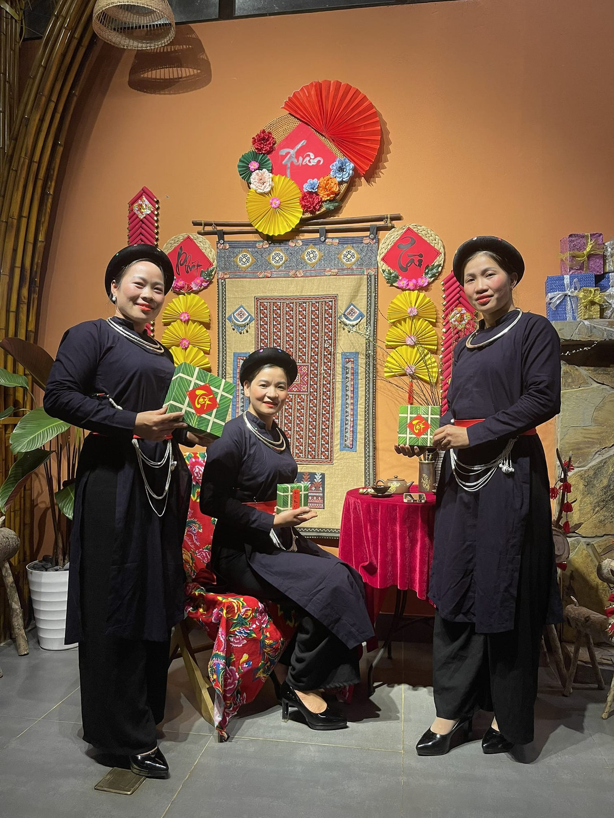 Du khách cũng có thể tự chuẩn bị đồ ăn, thức uống khi trải nghiệm tại thác, song lưu ý không xả rác, giữ gìn cảnh quan và môi trường xung quanh. Vì lý do sức chứa và hạn chế tác động đến môi trường và hệ sinh thái tại thác Bản Ba nên tour khám phá ở đây có hạn chế số lượng khách tham gia hàng năm. Hầu hết tour đều được mở bán theo lịch cố định.