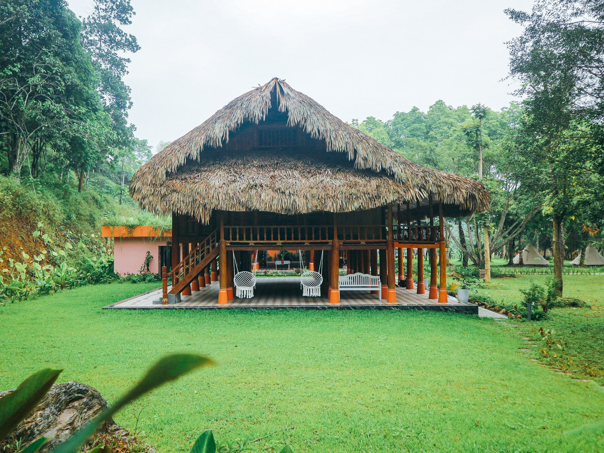 Tại đây, du khách có thể lựa chọn lưu trú tại nhà sàn cộng đồng hoặc lều Mông Cổ với đầy đủ tiện nghi và thưởng thức nhiều món ngon, đặc sản địa phương như nộm rau dớn, cá suối, lợn/gà bản, xôi/bánh dày ngũ sắc, bánh chưng Tày,…