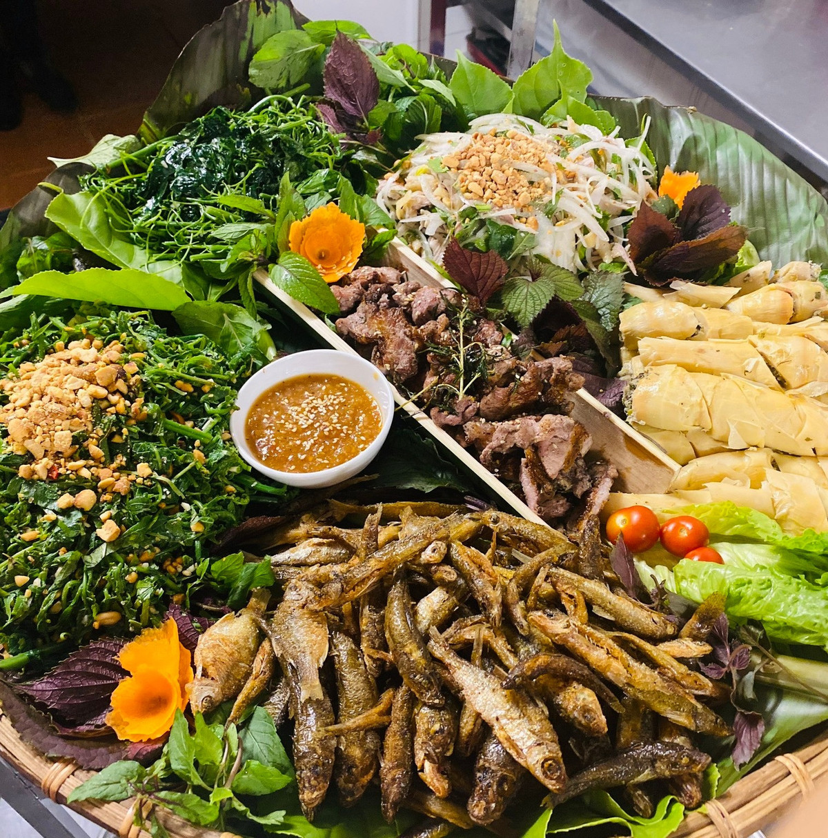 Nếu có dịp tới đây, ngoài thác Bản Ba, du khách có thể ghé thăm một số địa điểm du lịch hấp dẫn khác ở huyện Chiêm Hóa như: Thác Lụa (xã Hòa Phú); Khu di tích Quốc gia đặc biệt Kim Bình; Chùa Bảo Ninh Sùng Phúc; đền Đầm Hồng; đền Bách Thần...