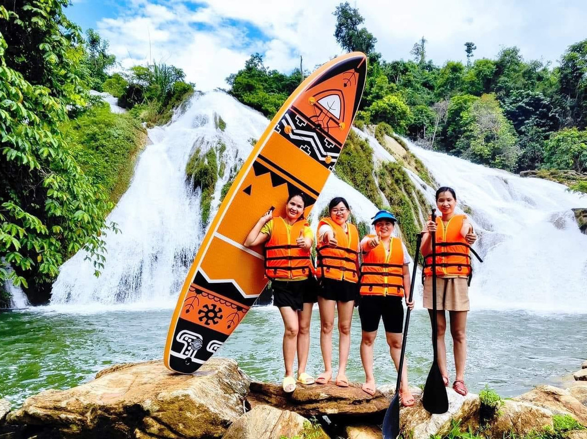 Tầng thác thứ nhất – Tát Củm được đánh giá là có dáng vẻ hùng vĩ và thơ mộng nhất. Khu vực chân thác thường được người dân địa phương gọi là "Vực rồng" vì có vách đá giống như hình rồng cuốn và có mạch nước ngầm phun ra giống như hình ảnh con rồng phun nước.