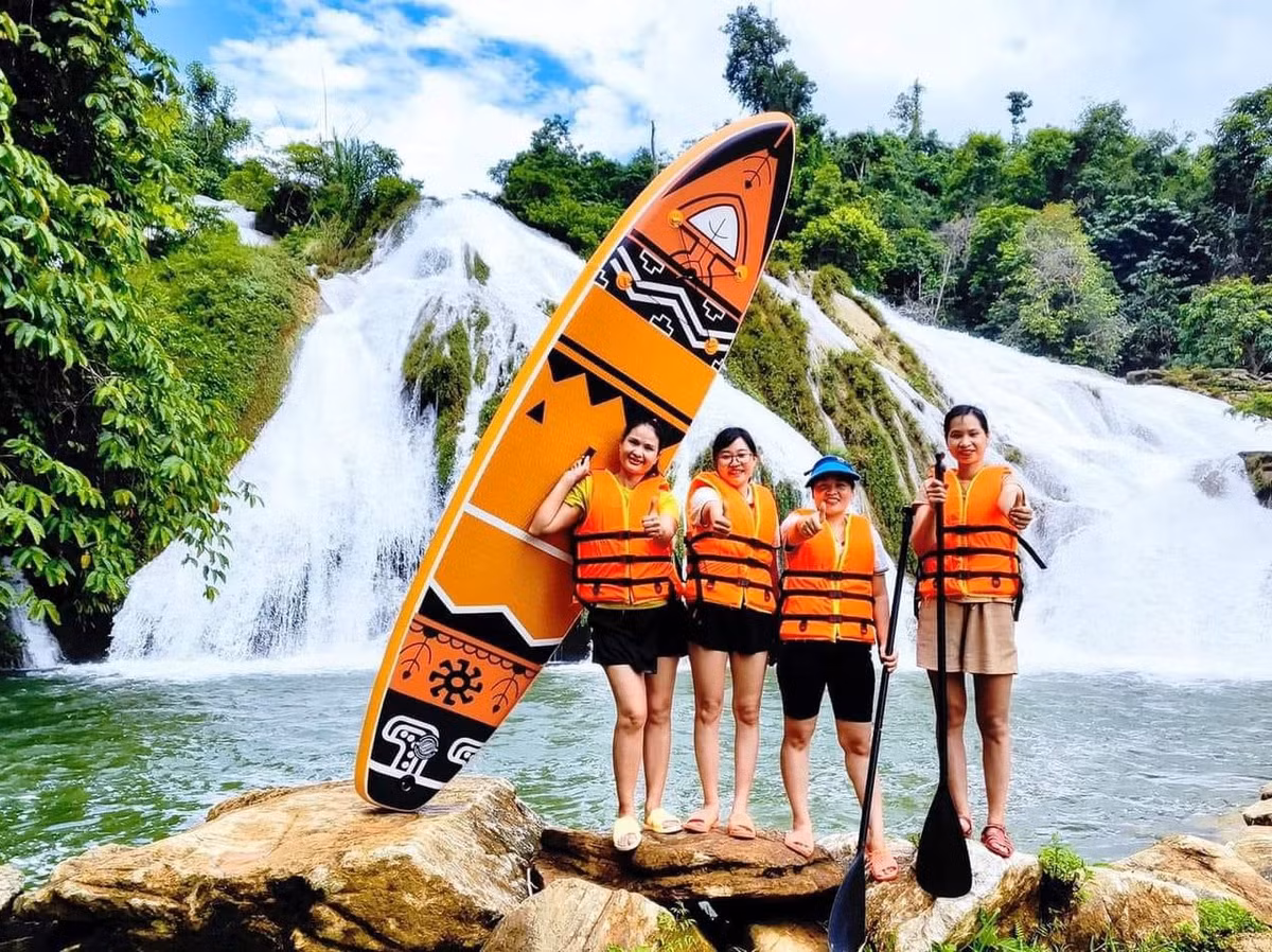 Tầng thác thứ nhất – Tát Củm được đánh giá là có dáng vẻ hùng vĩ và thơ mộng nhất. Khu vực chân thác thường được người dân địa phương gọi là "Vực rồng" vì có vách đá giống như hình rồng cuốn và có mạch nước ngầm phun ra giống như hình ảnh con rồng phun nước.