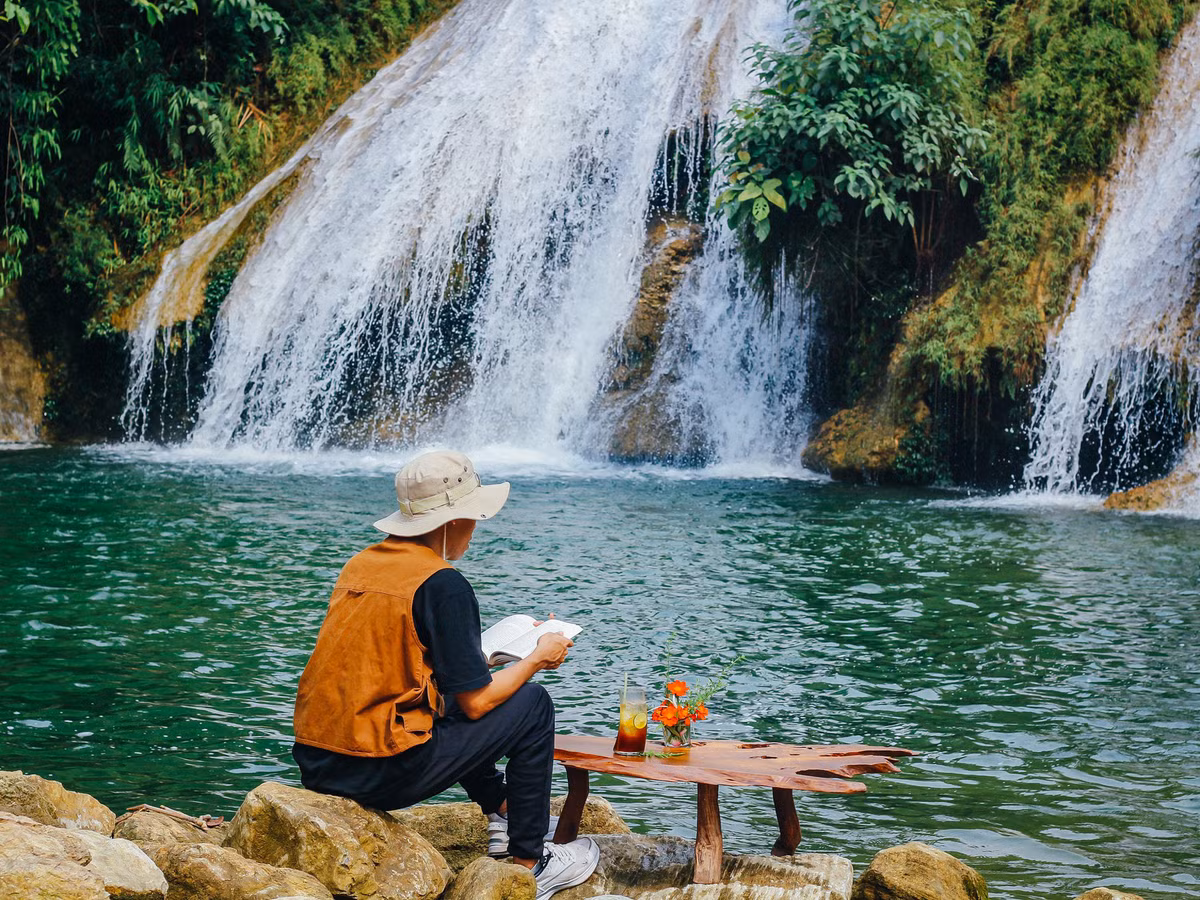 Tầng cuối cùng cũng là địa điểm khó chinh phục nhất là tầng Tát Gió chảy dọc theo những phiến đá vôi xuống vực sâu có tên gọi là "Vực Linh" (vực linh thiêng). Tại tầng thác này, du khách có thể đắm mình xuống dòng nước xanh mát, lắng nghe âm thanh của dòng thác đổ và tiếng hót từ các loài chim rừng...