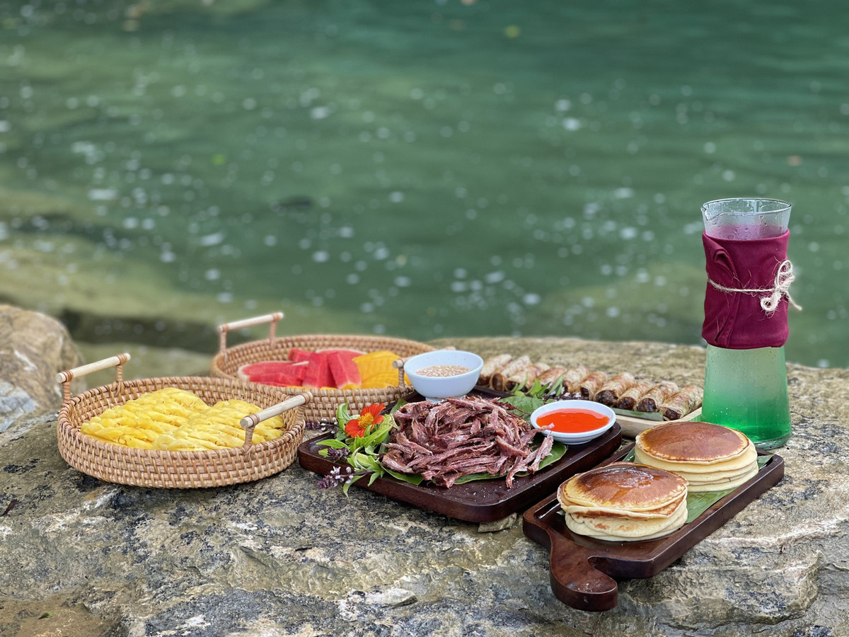 Tầng thác thứ hai khó chinh phục hơn là Tát Cao, phân chia thành hai nhánh đổ xuống, tựa như hai dải lụa trắng uốn lượn giữa núi rừng. Dưới chân thác có một vực nước trong xanh được gọi là “vực quyên". Đây là nơi lý tưởng để du khách trải nghiệm và thư giãn trên những phiến đá có hình thù độc đáo.