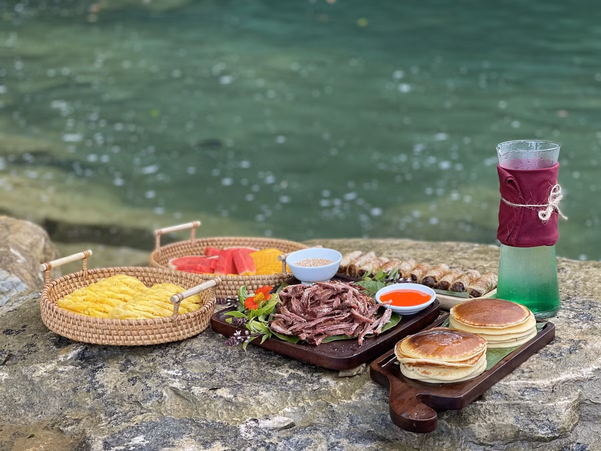 Tầng thác thứ hai khó chinh phục hơn là Tát Cao, phân chia thành hai nhánh đổ xuống, tựa như hai dải lụa trắng uốn lượn giữa núi rừng. Dưới chân thác có một vực nước trong xanh được gọi là “vực quyên". Đây là nơi lý tưởng để du khách trải nghiệm và thư giãn trên những phiến đá có hình thù độc đáo.