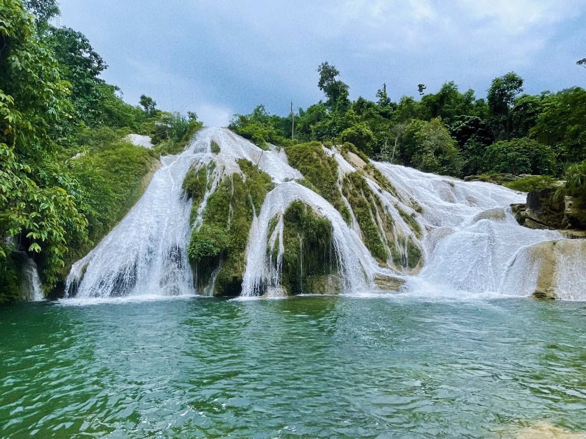 Thác Bản Ba nằm bên triền núi Phiêng Khàng, tung bọt nước trắng xóa tựa như dải lụa vắt ngang núi rừng.