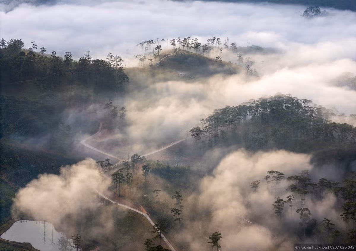 Làng K’Long K’Lanh thuộc xã Đạ Chais, huyện Lạc Dương, tỉnh Lâm Đồng, cách trung tâm thành phố Đà Lạt khoảng 50km về hướng Nha Trang, theo đèo Khánh Lê.