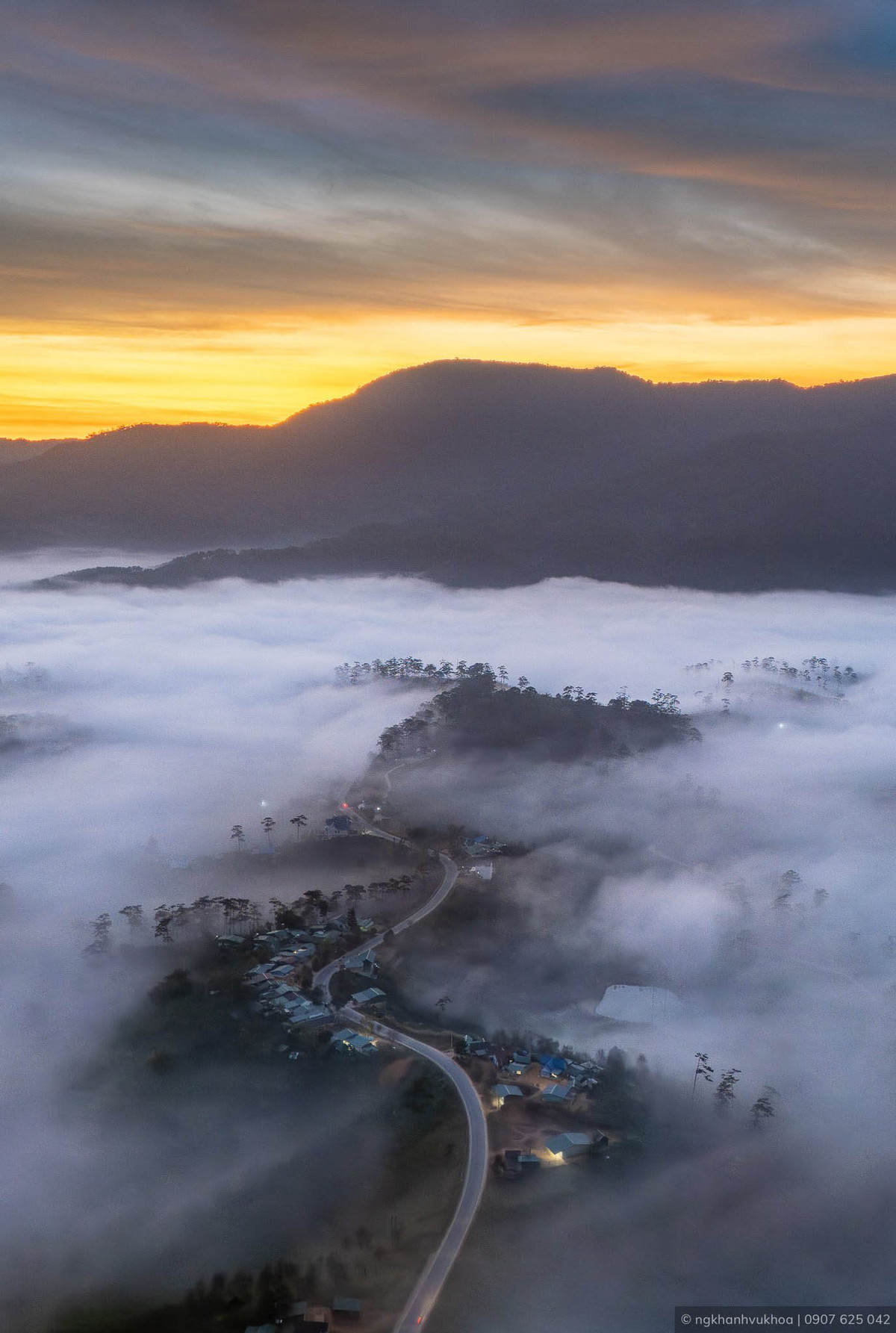 Sương mù giăng kín con đường uốn lượn qua đồi núi, rừng thông ngút ngàn…