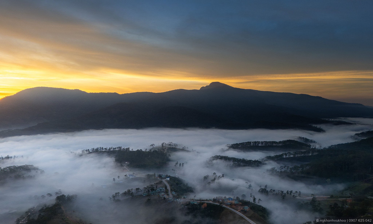 Làng K’Long K’Lanh mờ sương với góc nhìn từ trên cao.