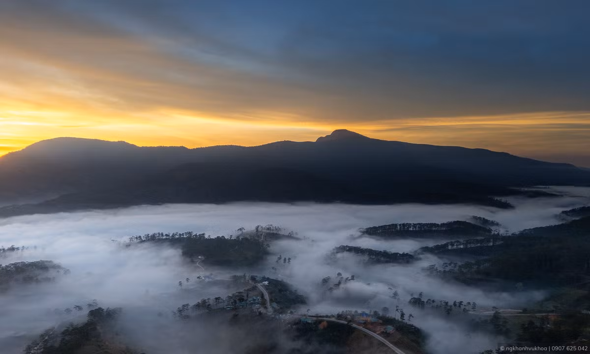 Làng K’Long K’Lanh mờ sương với góc nhìn từ trên cao.