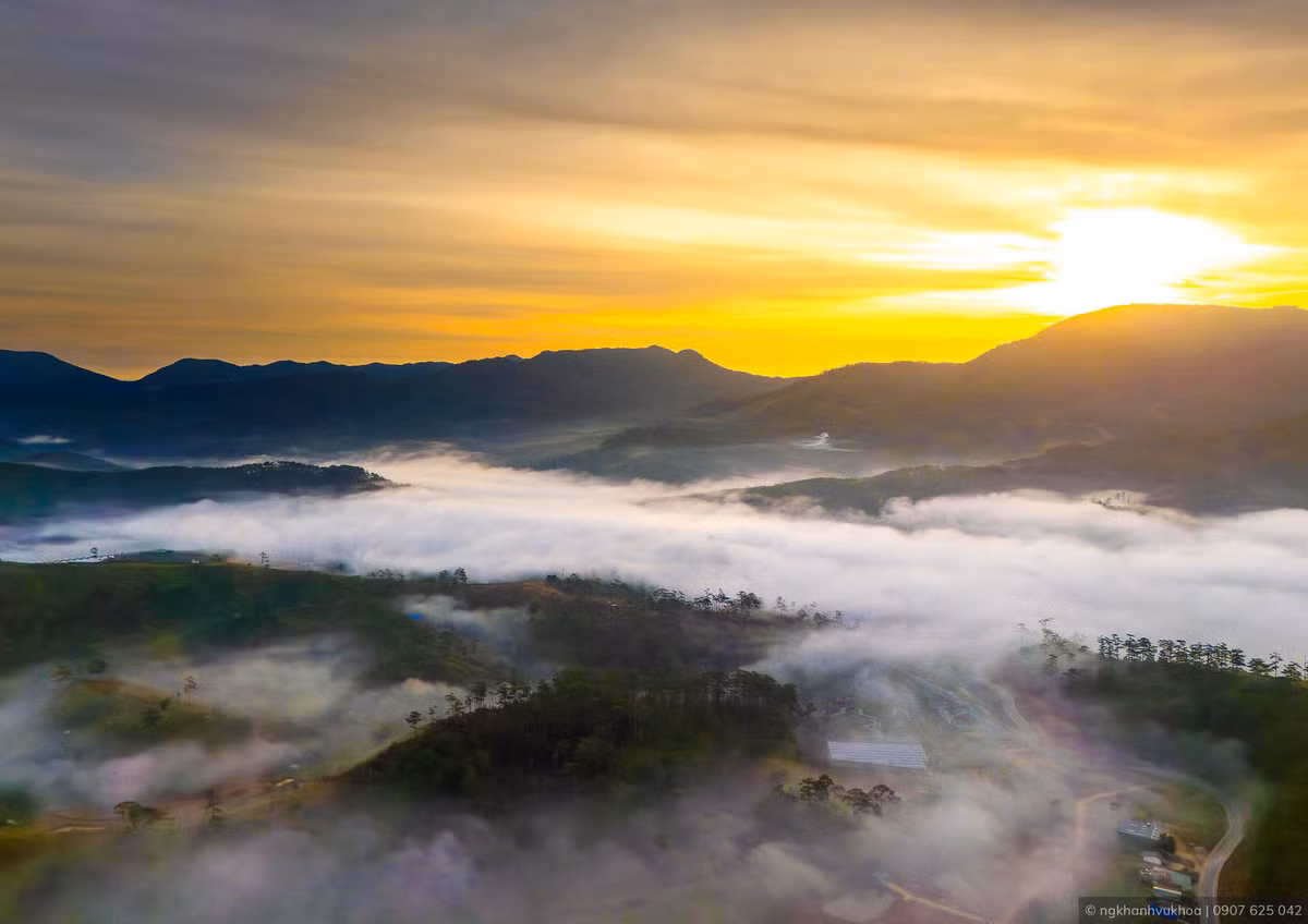 Những tia nắng xuyên qua màn sương bồng bềnh.