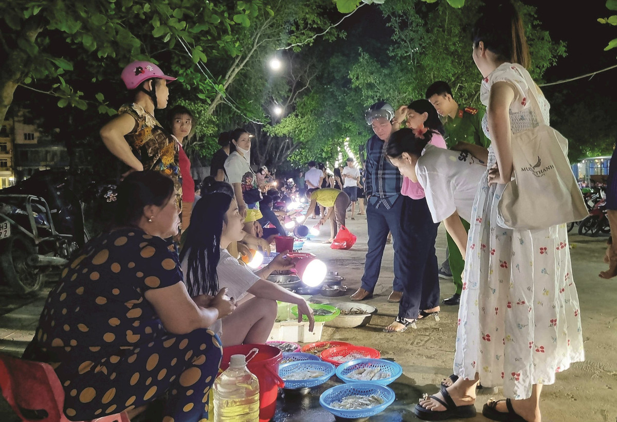 Doc dao cho dem o Cua Lo chi ban... 1 mat hang