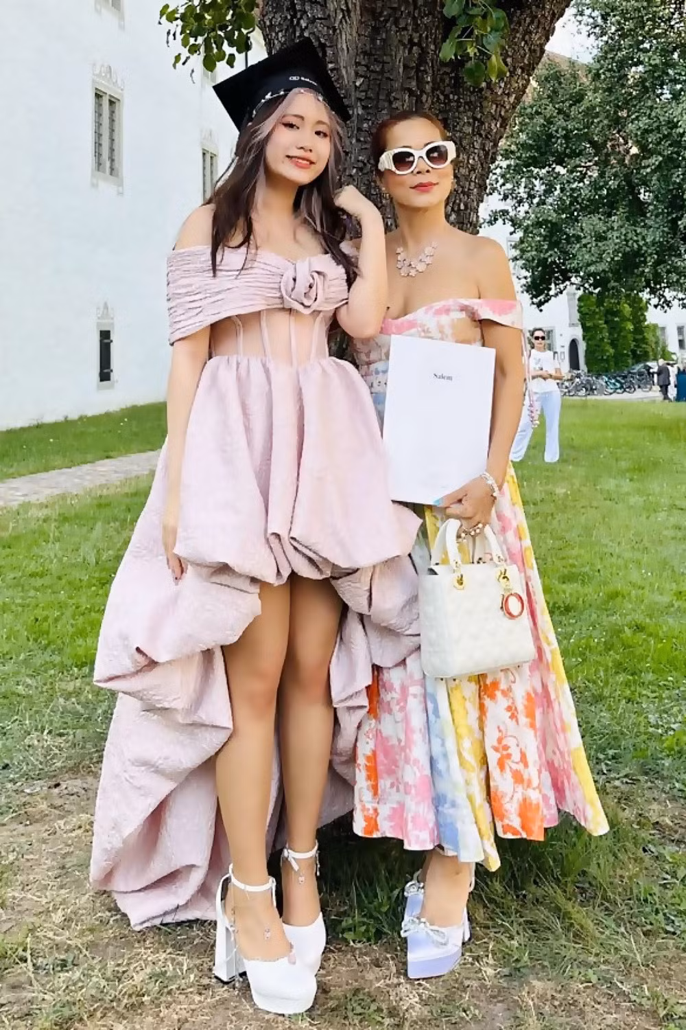 Tháng 7/2023, con gái lớn Janet (tên thân mật là Misa) của Mỹ Lệ cũng tốt nghiệp cấp ba ở trường Schule Schloss Salem. Sau khi đỗ 5 trường đại học ở Đức, Janet hiện theo học ngành Y khoa tại Đại học UMCH (University Targu Mures Medical Campus Hamburg).