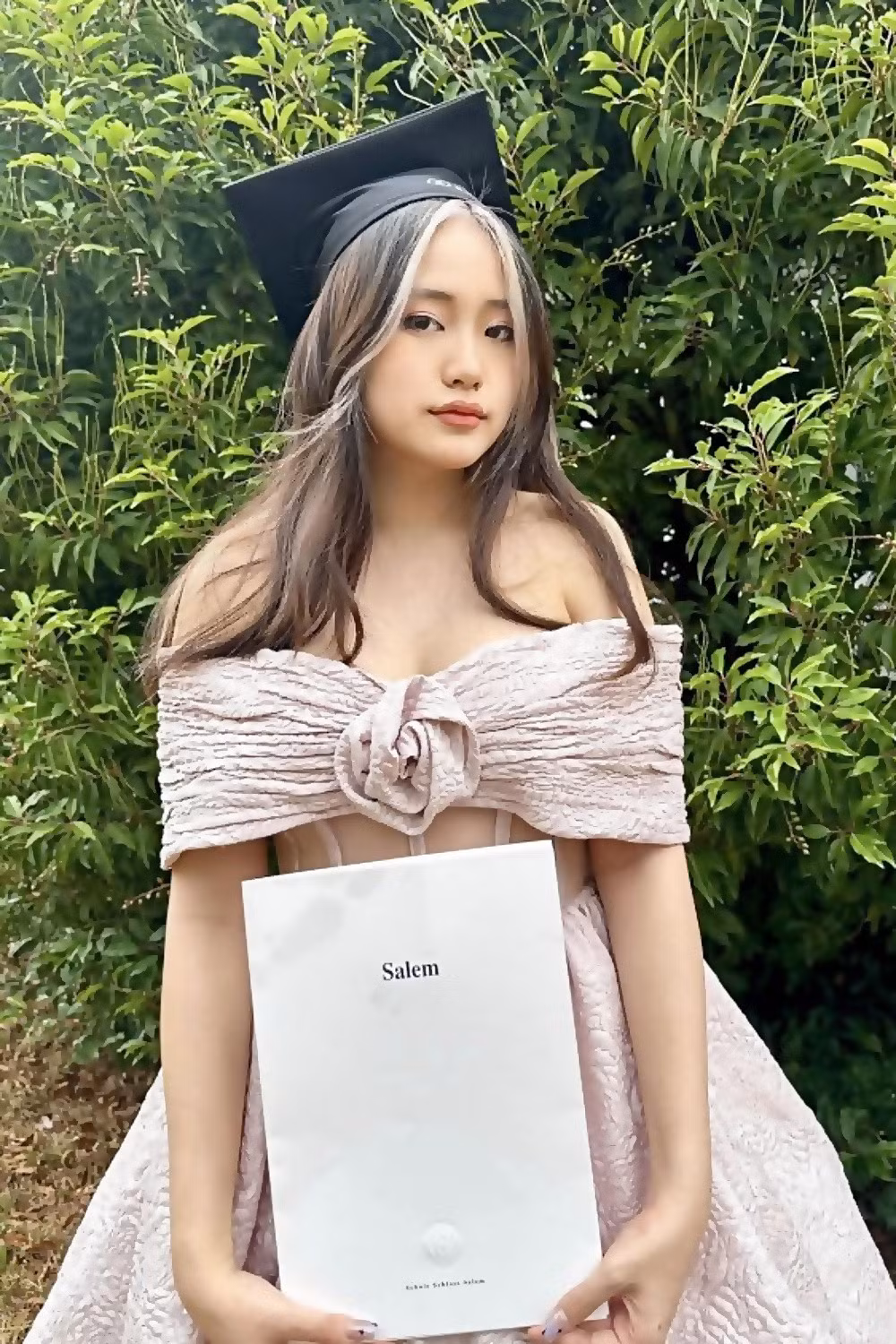 Ca sĩ cho biết Janet thông thạo 6 thứ tiếng, có nhiều tài lẻ như vẽ tranh, thiết kế thời trang, làm bánh. Con gái 19 tuổi của Mỹ Lệ có cá tính mạnh, sống hướng nội và tự lập từ sớm. Jennifer và con trai út Jonathan (8 tuổi) hoạt bát và hướng ngoại nhiều hơn. Mỹ Lệ từng chia sẻ hai con gái đều không thích theo showbiz.