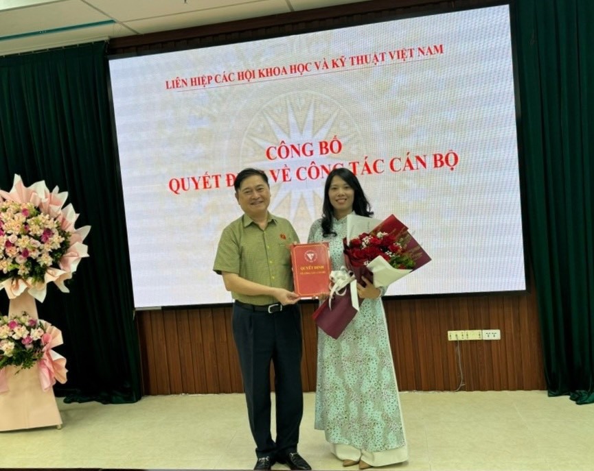 VUSTA trao Quyet dinh bo nhiem Pho Truong ban Hop tac quoc te