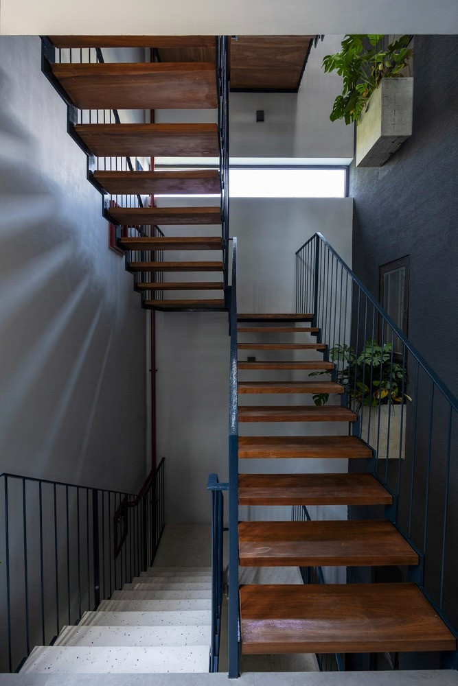 Với thiết kế sử dụng những tấm kính lớn, ngôi nhà luôn thông thoáng dù được bao phủ tứ bề bằng lớp bê tông. Các thiết kế trong nhà cũng sử dụng tối đa chất liệu gỗ để giúp không gian mềm mại hơn, đối lập với lớp bê tông thô ráp bên ngoài.