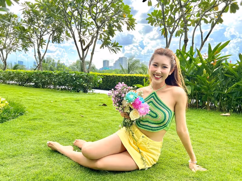 Nữ diễn viên khoe bờ vai thon, vòng eo săn chắc. Ảnh: FBNV.