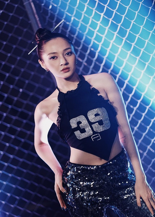 Ca sĩ Bảo Anh chuộng mặc áo yếm khi đi diễn. Ảnh: Phụ Nữ Sức Khỏe.