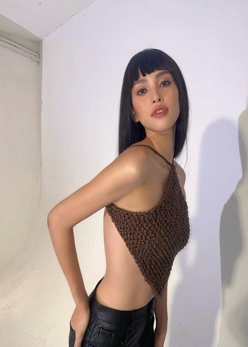 Vóc dáng thon gọn, không chút mỡ thừa của Hoa hậu Tiểu Vy khi người đẹp bắt trend áo yếm. Ảnh: Tiền Phong.