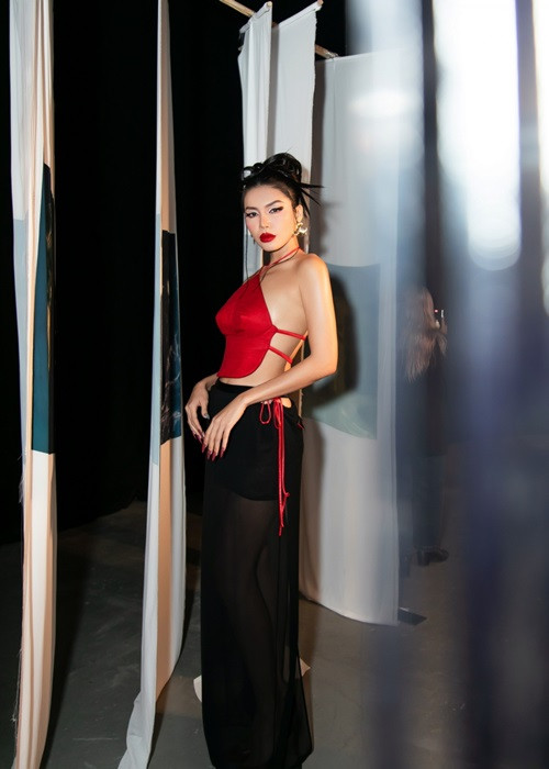 Diện áo yếm, ở Minh Tú toát lên vẻ đẹp huyền bí. Ảnh: VOV.