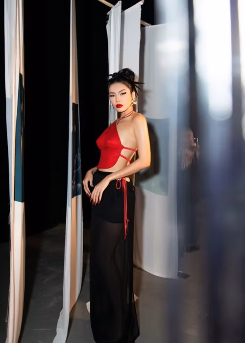 Diện áo yếm, ở Minh Tú toát lên vẻ đẹp huyền bí. Ảnh: VOV.