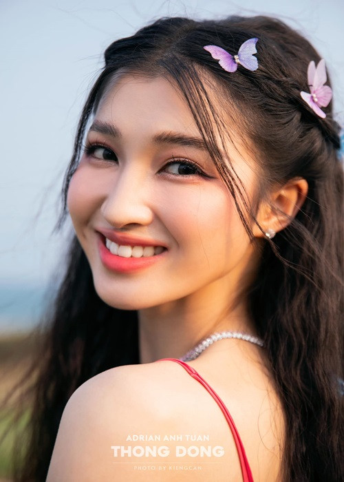 Sinh năm 2002 tại Thanh Hoá, bước ra từ cuộc thi Miss World Vietnam 2022 với danh hiệu á hậu 2, Phương Nhi ngày càng khẳng định được nhan sắc và tài năng của mình khi liên tục là gương mặt đại diện của nhiều nhãn hàng. Ảnh: FBNV.