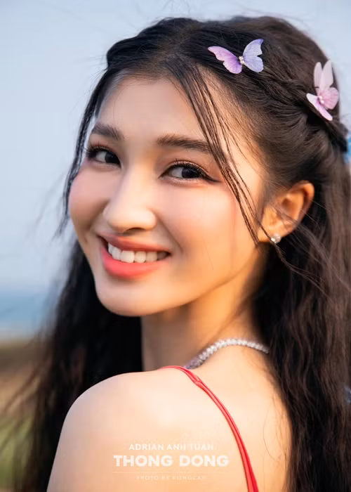 Sinh năm 2002 tại Thanh Hoá, bước ra từ cuộc thi Miss World Vietnam 2022 với danh hiệu á hậu 2, Phương Nhi ngày càng khẳng định được nhan sắc và tài năng của mình khi liên tục là gương mặt đại diện của nhiều nhãn hàng. Ảnh: FBNV.