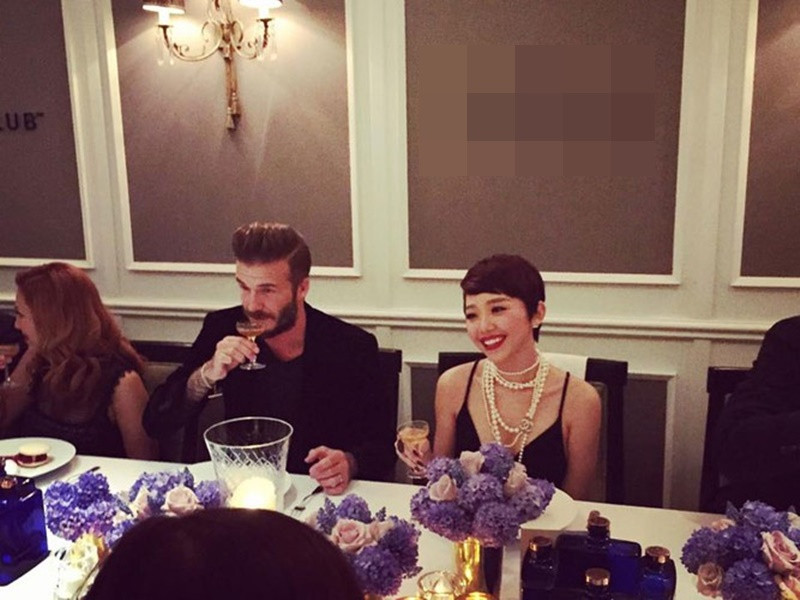 Năm 2015, đăng tải loạt ảnh chụp cùng David Beckham, Tóc Tiên viết: "Tiên bước vào phòng hơi bỡ ngỡ không biết ngồi đâu, bất ngờ thấy tên mình kế tên anh. Đây là lần thứ ba Tiên được ngồi ăn tối cạnh anh, đều ngồi bên trái với tư cách gương mặt đại diện. Cảm thấy vinh dự lắm". Ảnh: FB Tóc Tiên.