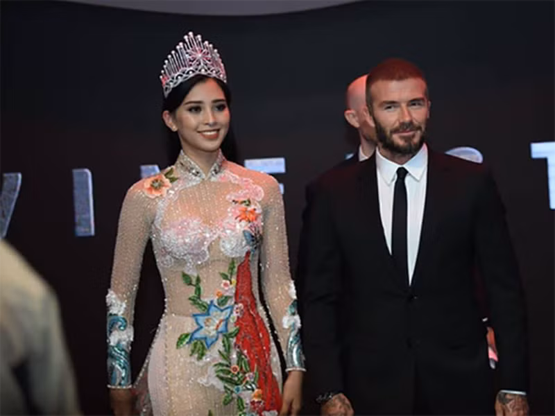 Năm 2018, Hoa hậu Trần Tiểu Vy xuất hiện bên David Beckham tại sự kiện ra mắt 2 mẫu xe thương hiệu VinFast tại Paris (Pháp). Ảnh: Dân Việt.