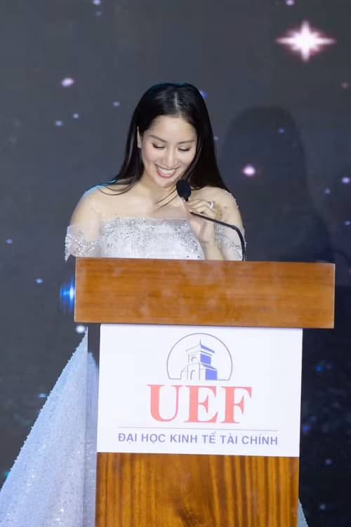 Tân Viện trưởng chia sẻ trên Vietnamnet: “Tin vui là khiêu vũ thể thao đã trở thành môn học chính thức trong trường đại học UEF và các sinh viên khi tốt nghiệp có thể chọn thi tín chỉ này. Biết đâu trong tương lai chúng ta sẽ có một lớp vận động viên trẻ, nghệ sĩ trẻ xuất thân từ các trường không chuyên. Với mối quan hệ hợp tác quốc tế đã có trước đây, Khánh Thi mong muốn sinh viên của mình sẽ thêm cơ hội cọ xát không chỉ ở trong nước mà có thể vươn ra thế giới”. Ảnh: VTV