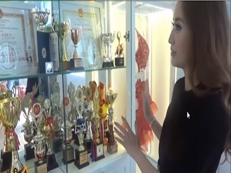 Năm 2016, Khánh Thi khoe "kho" huy chương, cúp vàng, giấy khen khiến nhiều người ngưỡng mộ. Ảnh: Vietnamnet