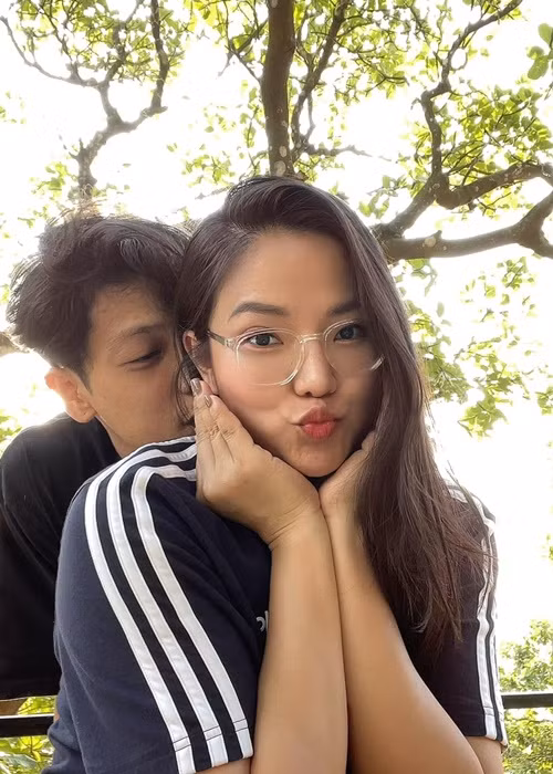 Ngày sinh nhật, 8/3, Valentine, Noel, Lý Phương Châu đều nhận được quà từ bạn trai. "Không phải giá trị vật chất đâu mà là ý nghĩa về tình cảm vui lắm. 5 năm bên nhau rồi mỗi ngày Hiền Sến đều hỏi: Hôm nay em hôn anh chưa?", Lý Phương Châu hạnh phúc chia sẻ.