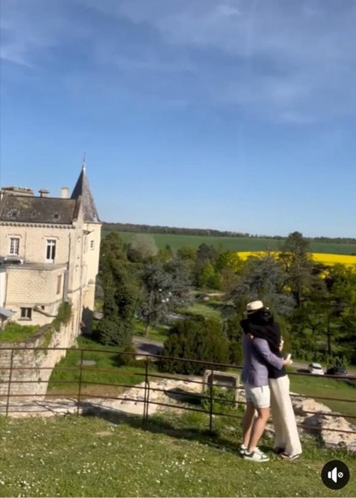 Tuyết Lan nhận lời cầu hôn. Cô viết trên trang cá nhân: "Yes! 1000 times" (Tạm dịch: Em đồng ý 1000 lần).