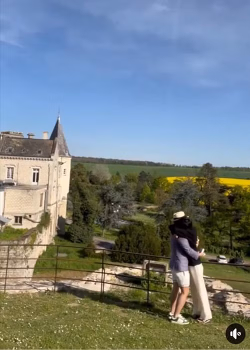 Tuyết Lan nhận lời cầu hôn. Cô viết trên trang cá nhân: "Yes! 1000 times" (Tạm dịch: Em đồng ý 1000 lần).