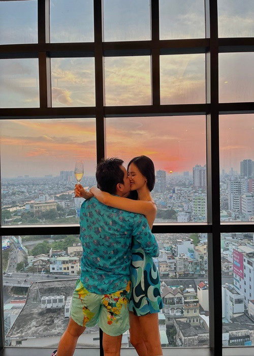 Nữ người mẫu sinh năm 1990 chia sẻ trên Zing: “Trong thời gian tôi gặp biến cố, anh xuất hiện và luôn động viên, giúp đỡ tôi. Tôi nghĩ rằng cũng nhờ anh, tôi sớm cân bằng được cuộc sống".