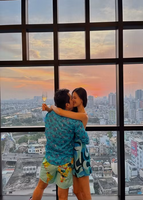 Nữ người mẫu sinh năm 1990 chia sẻ trên Zing: “Trong thời gian tôi gặp biến cố, anh xuất hiện và luôn động viên, giúp đỡ tôi. Tôi nghĩ rằng cũng nhờ anh, tôi sớm cân bằng được cuộc sống".