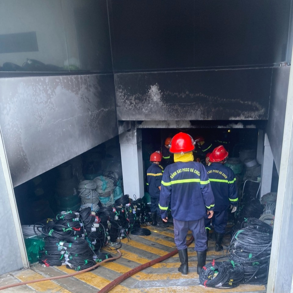 Công ty cáp điều khiển ở TP Thủ Đức cháy lớn, 1 phụ nữ mắc kẹt trong nhà vệ sinh - Hình 2 Cong ty cap dieu khien o TP Thu Duc chay lon, 1 phu nu mac ket trong nha ve sinh-Hinh-2