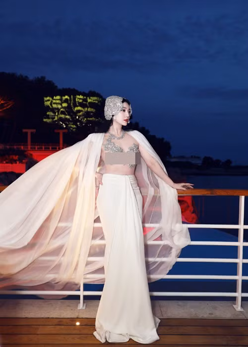 Phạm Băng Băng khoe vòng một gợi cảm trên du thuyền. Ảnh: Weibo.