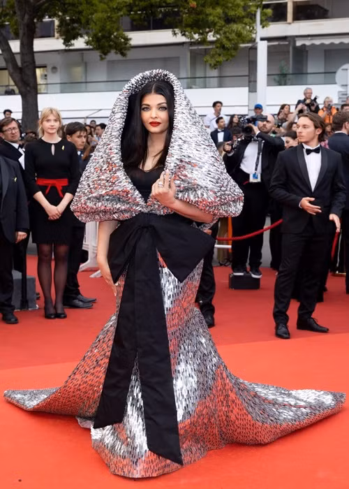 Có mặt trên thảm đỏ, Hoa hậu Thế giới 1994 Aishwarya Rai gây chú ý nhờ bộ đầm quá khổ. Ảnh: Vogue.